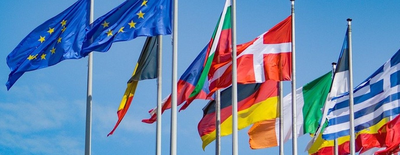 Flaggor vajar i vinden