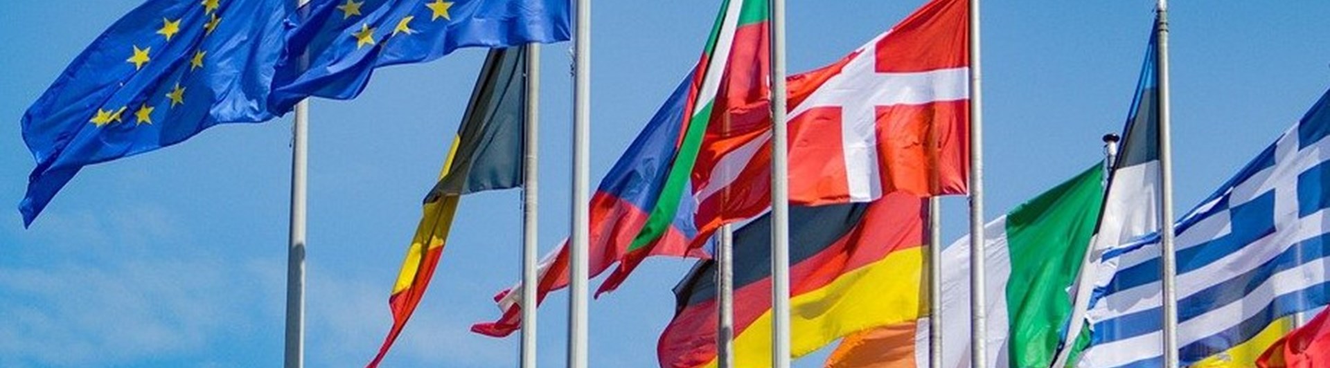 Flaggor vajar i vinden