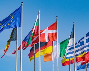 Flaggor vajar i vinden