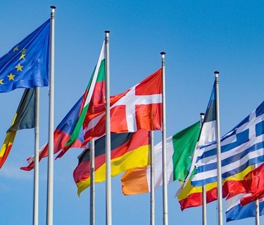 Flaggor vajar i vinden