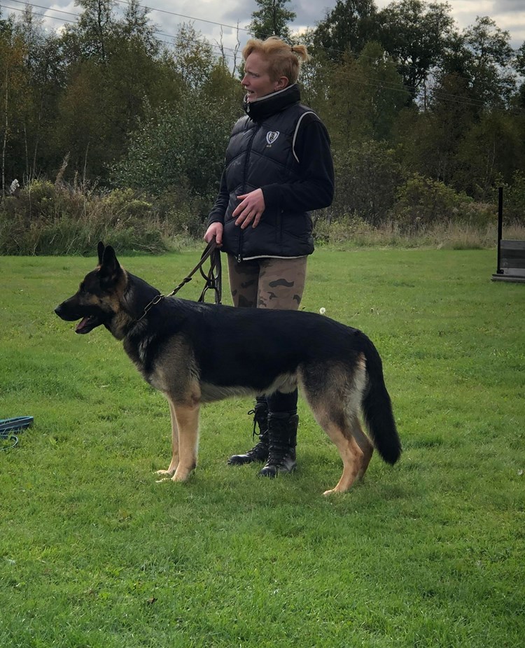 Förare med sin hund