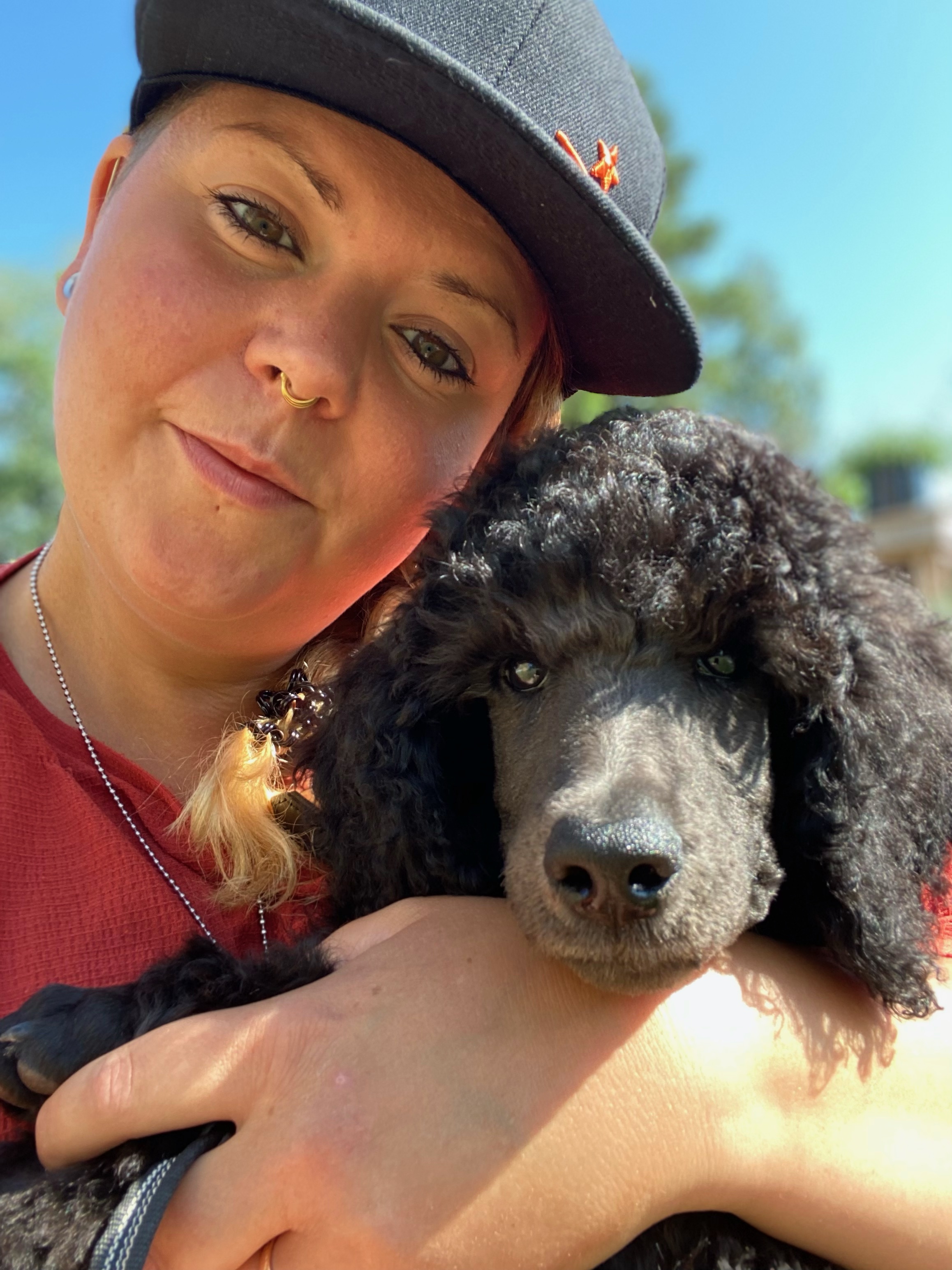 Matte som håller i sin valp