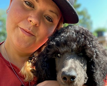 Matte som håller i sin valp