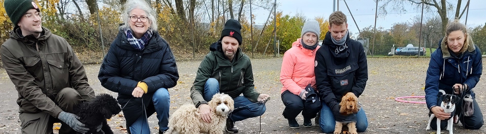 Glada deltagare på valpkurs