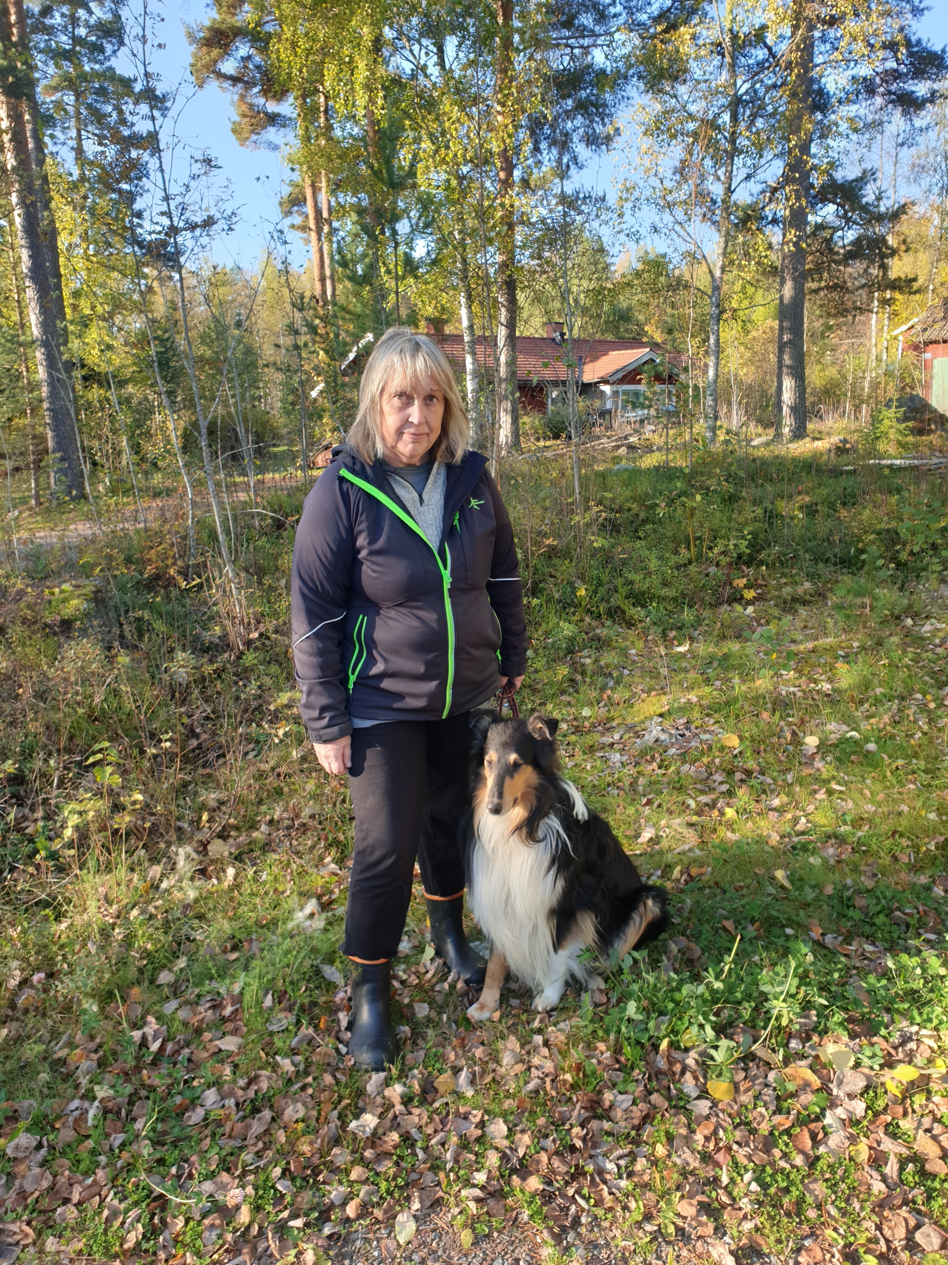 Tina Skyllbäck tillsammans med långhårig collie Archie