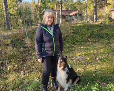 Tina Skyllbäck tillsammans med långhårig collie Archie