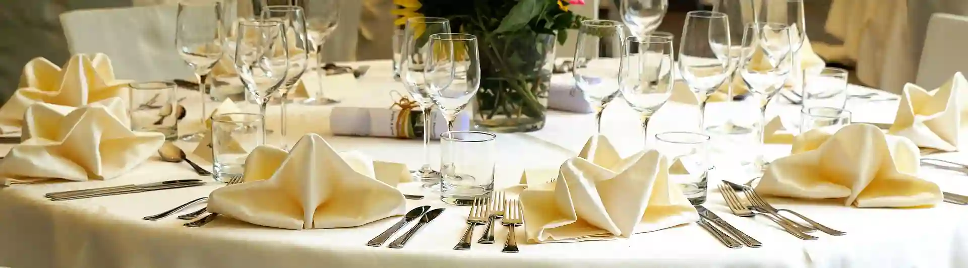 Bild som visar middagsdukning vid runt bord.
