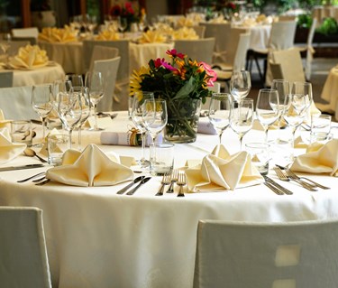 Bild som visar middagsdukning vid runt bord.