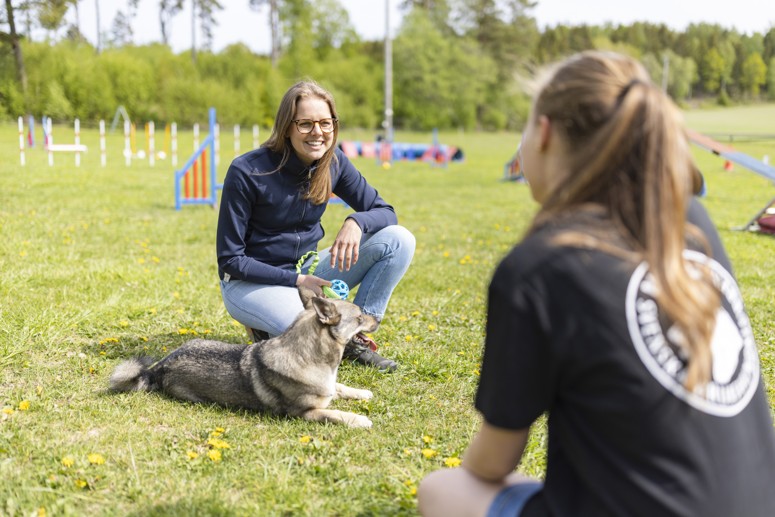 Agilityinstruktör som pratar med sin kursdeltagare