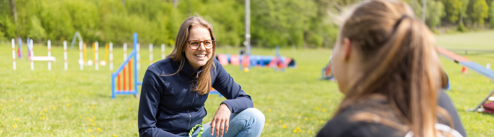 Agilityinstruktör som pratar med sin kursdeltagare