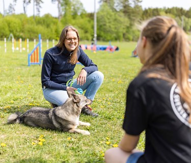 Agilityinstruktör som pratar med sin kursdeltagare