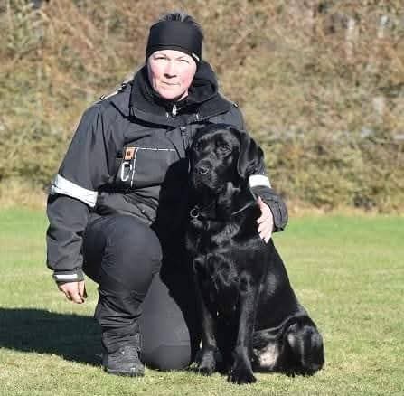 Bild på Natalia Nattiz Lantz och hennes svarta labrador.