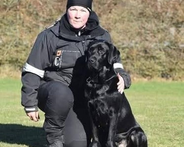 Bild på Natalia Nattiz Lantz och hennes svarta labrador.