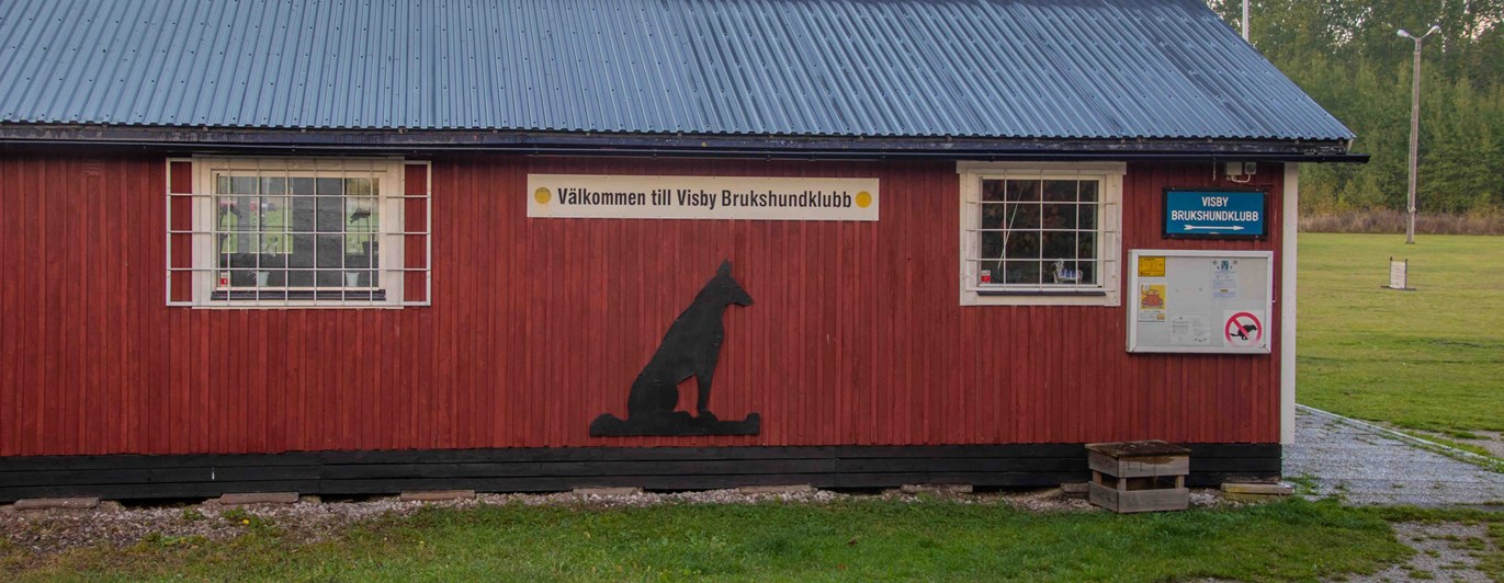 Stugan skylt och bakvägg