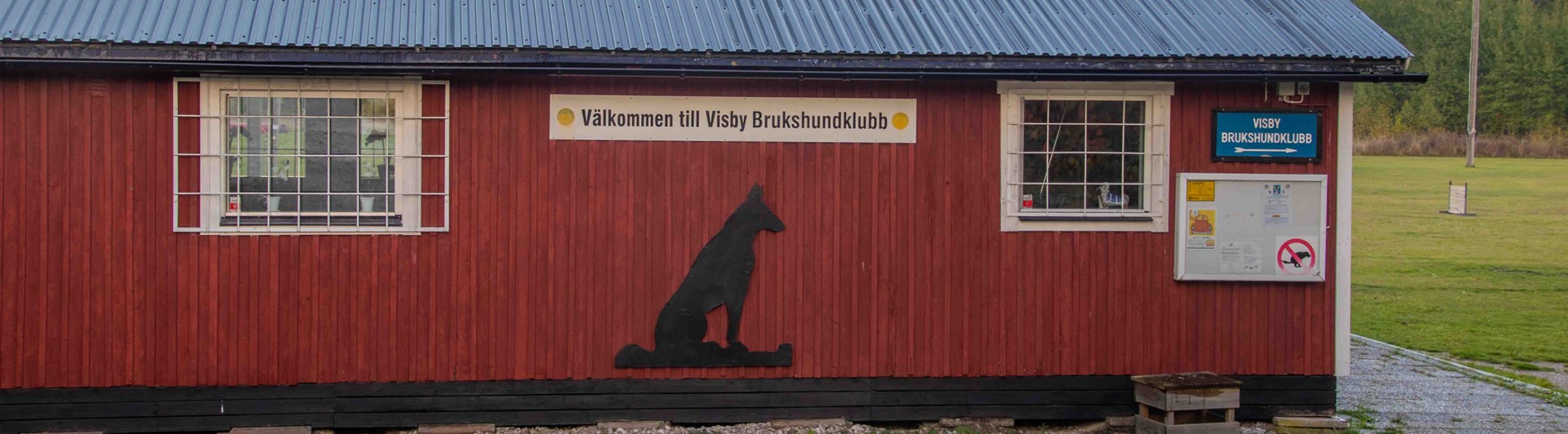 Stugan skylt och bakvägg