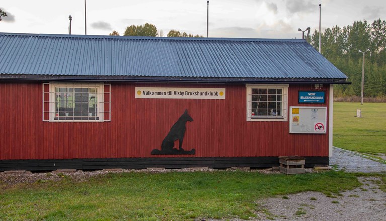 Stugan skylt och bakvägg