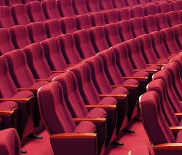 Bilds som visar röda konferensstolar på rader.