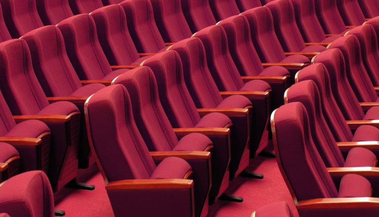 Bilds som visar röda konferensstolar på rader.