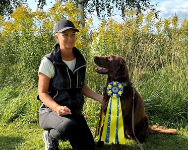 Helen och flat coated retriever Svante