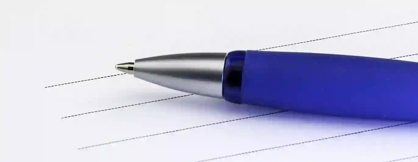 Blå penna på papper