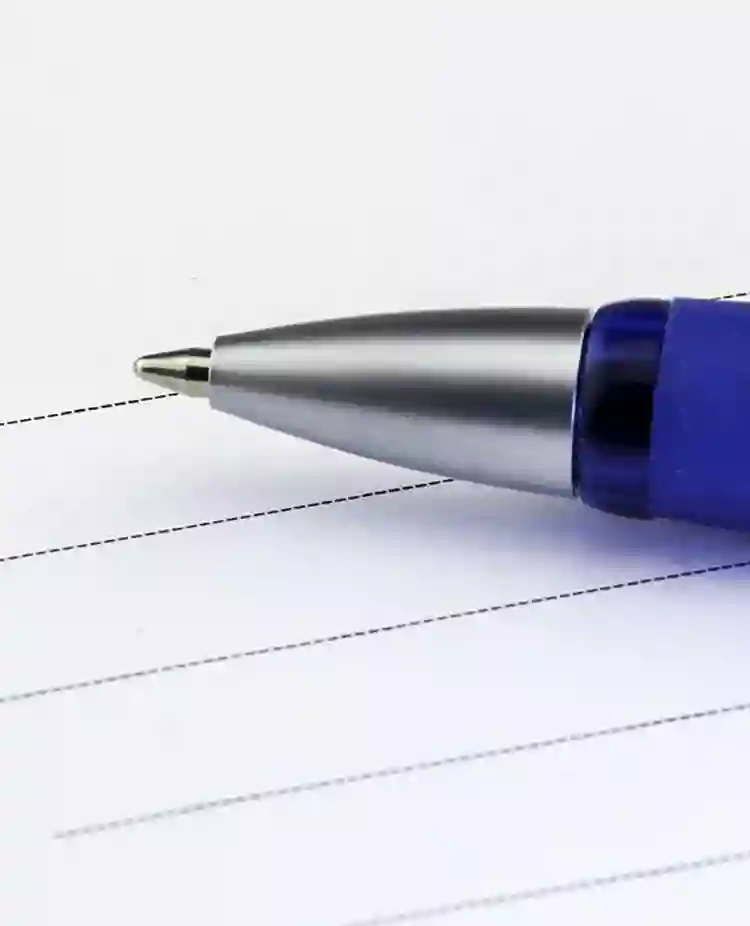 Blå penna på papper