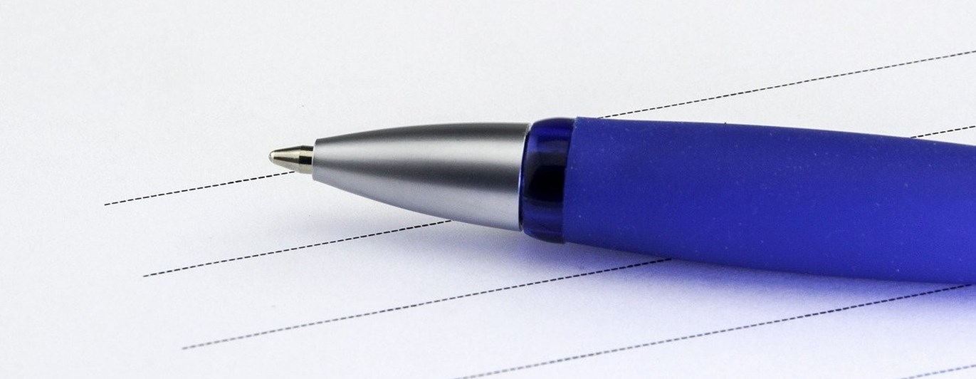 Blå penna på papper