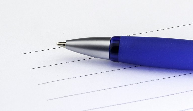 Blå penna på papper