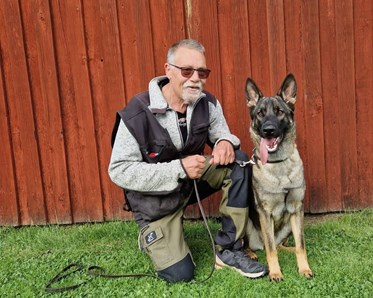 Styrelseledamot Thomas med sin hund Hemdals Zora.