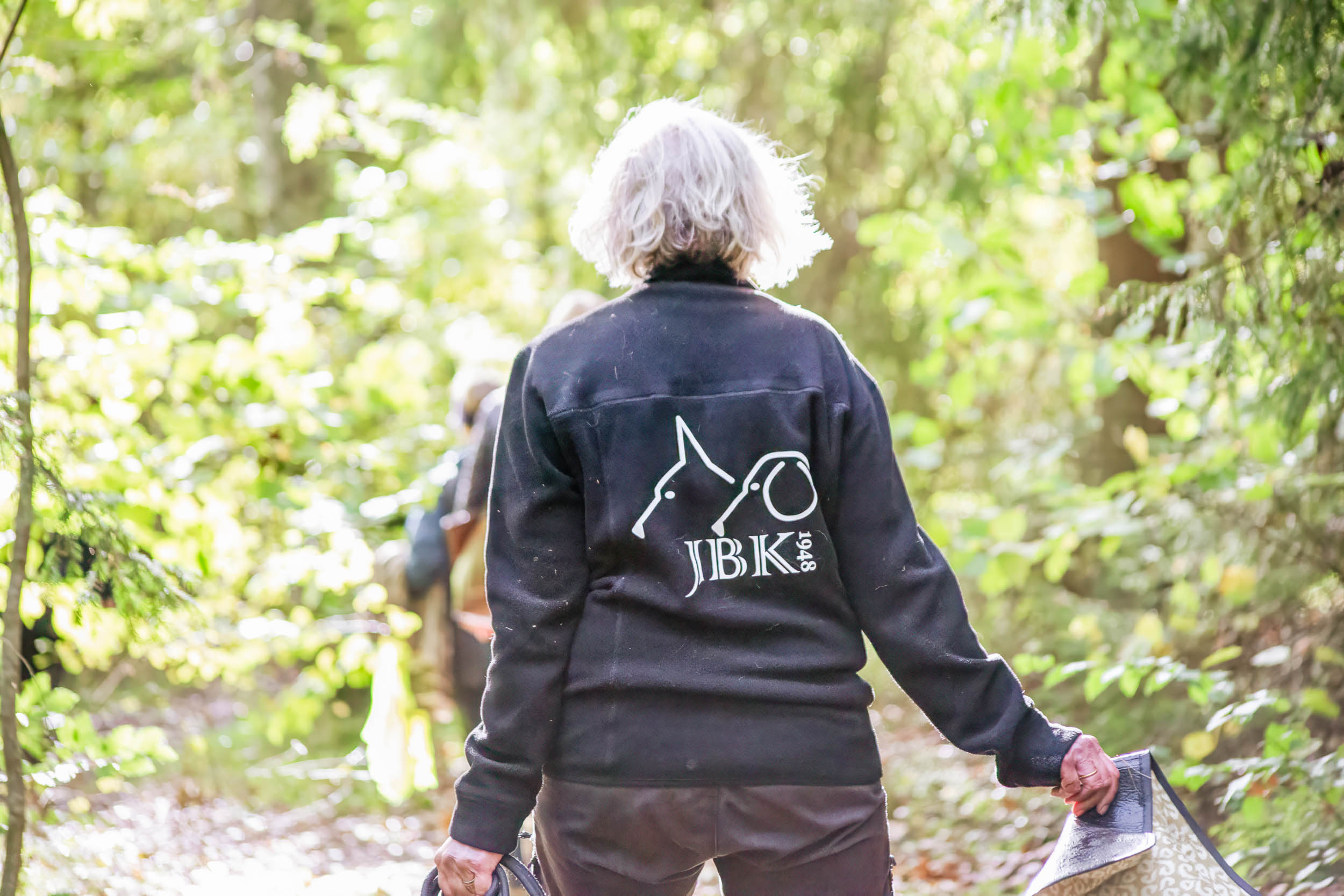 Människa med JBK-tröja på sig