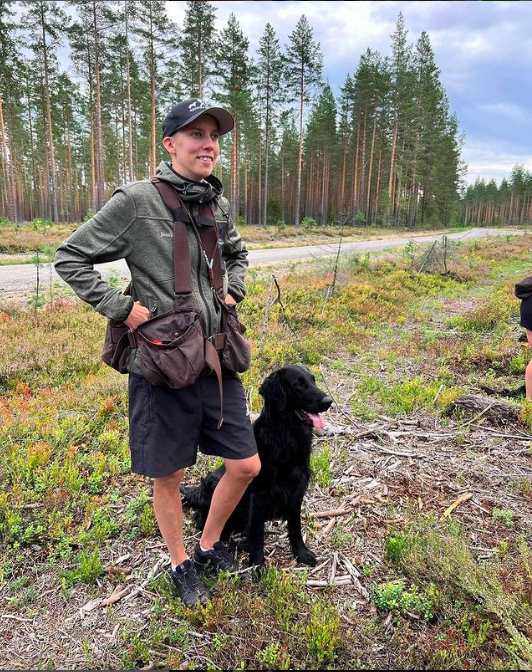 tjej och flatcoated retriever