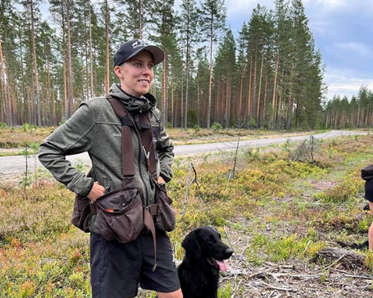 tjej och flatcoated retriever