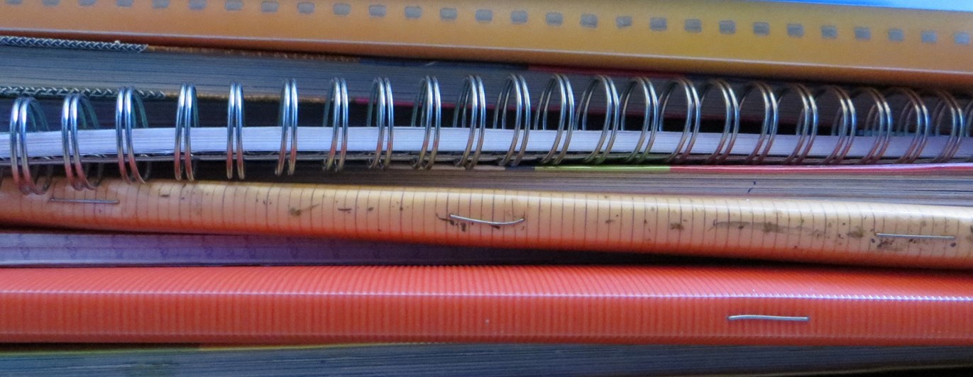 Bild som visar en hög med anteckningsböcker.