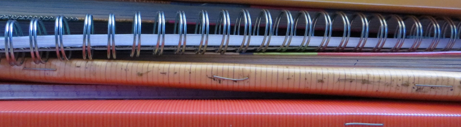 Bild som visar en hög med anteckningsböcker.