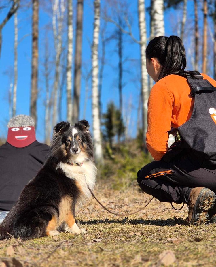 En testledare som sitter på huk med en BPH väst på sig.