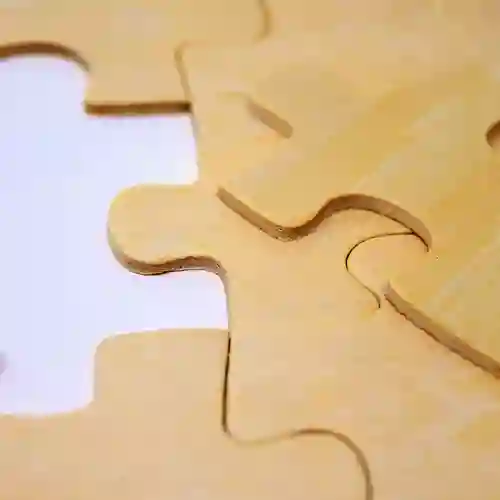 Bild på ett puzzel som endast saknar en puzzelbit.