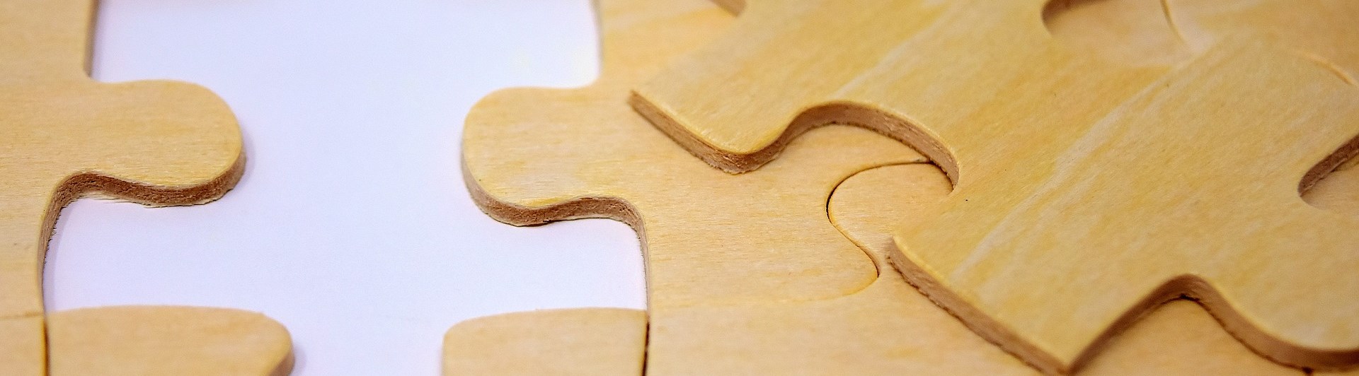 Bild på ett puzzel som endast saknar en puzzelbit.