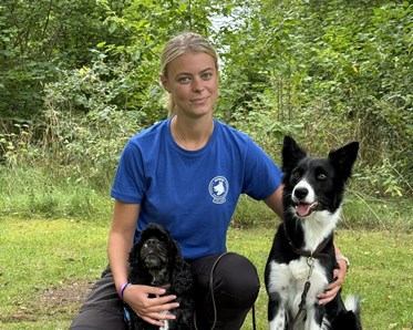 Cajsa Skoog med sina två hundar