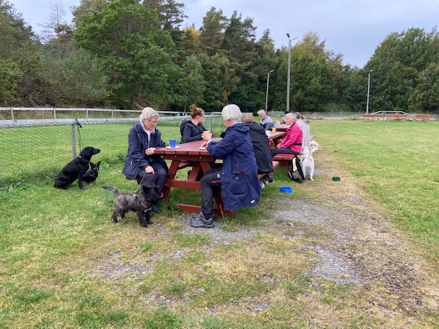 Hundägare som fikar på klubben.
