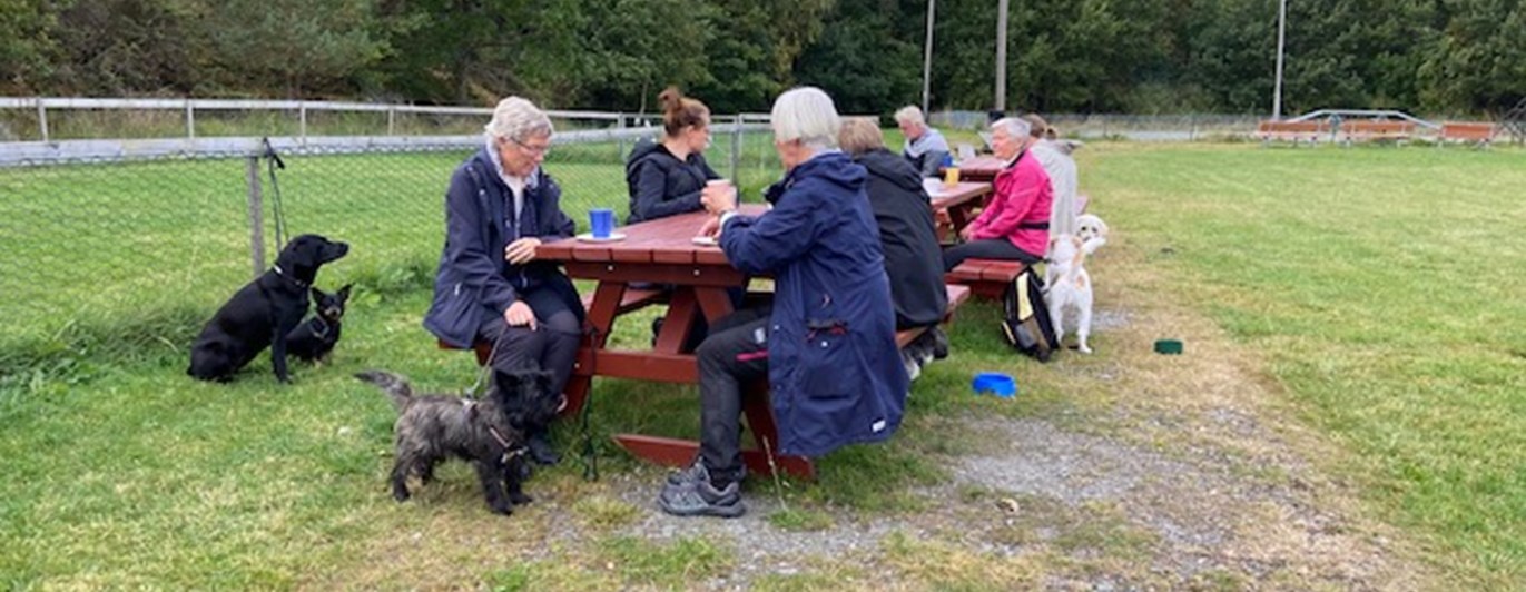 Hundägare som fikar på klubben.