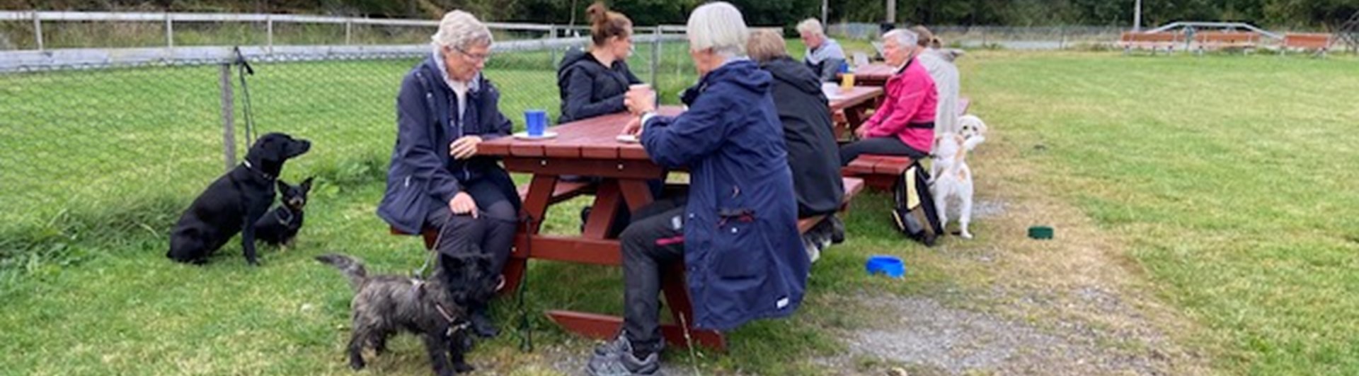 Hundägare som fikar på klubben.