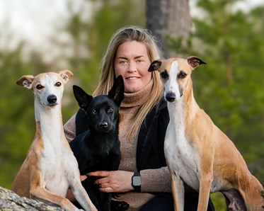 Bild på Karolin och hennes tre hundar