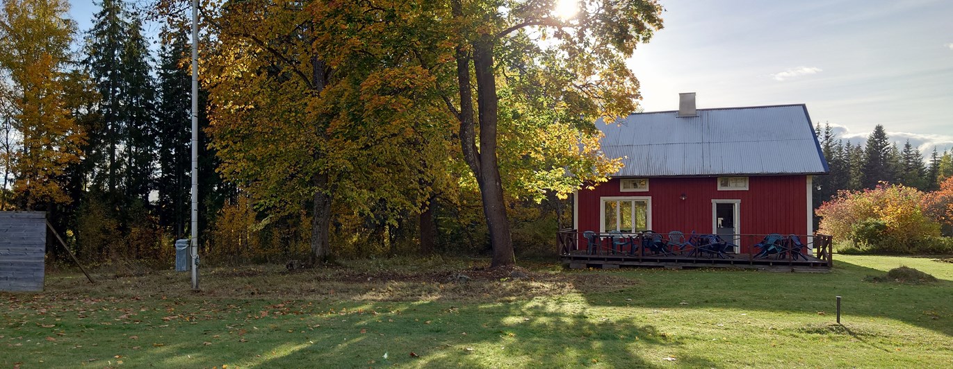Klubbstuga i höstsol