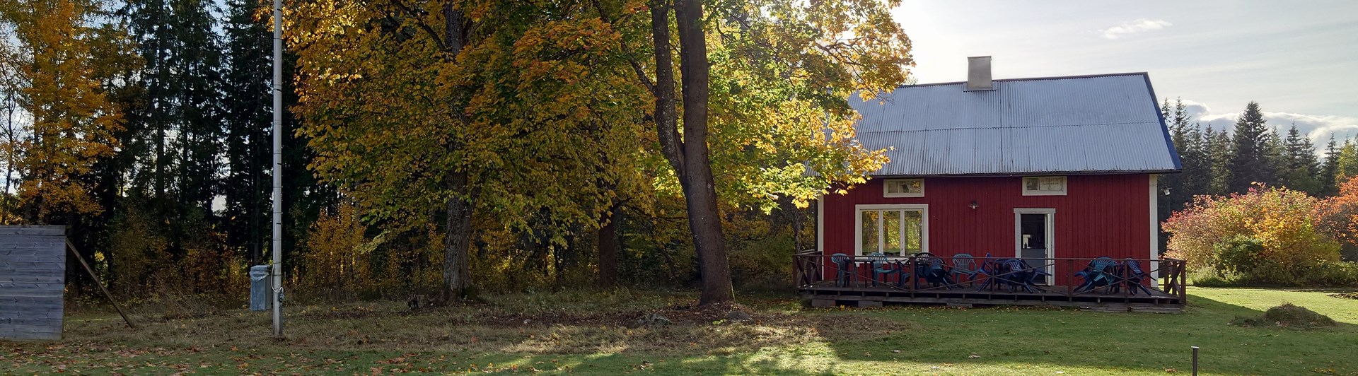 Klubbstuga i höstsol