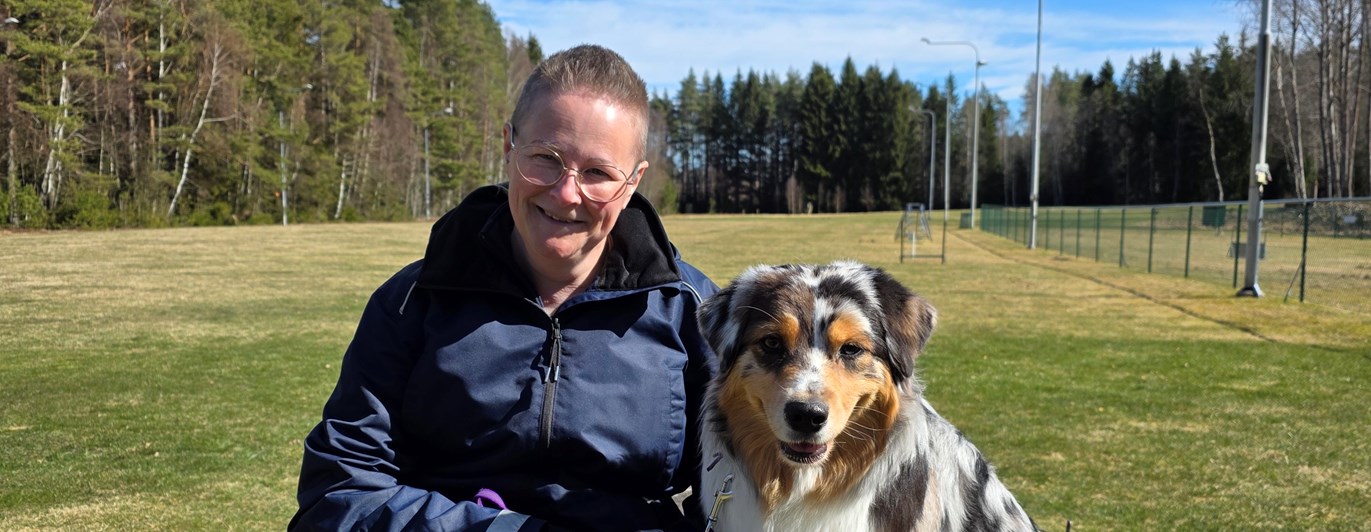 Förare med sin hund