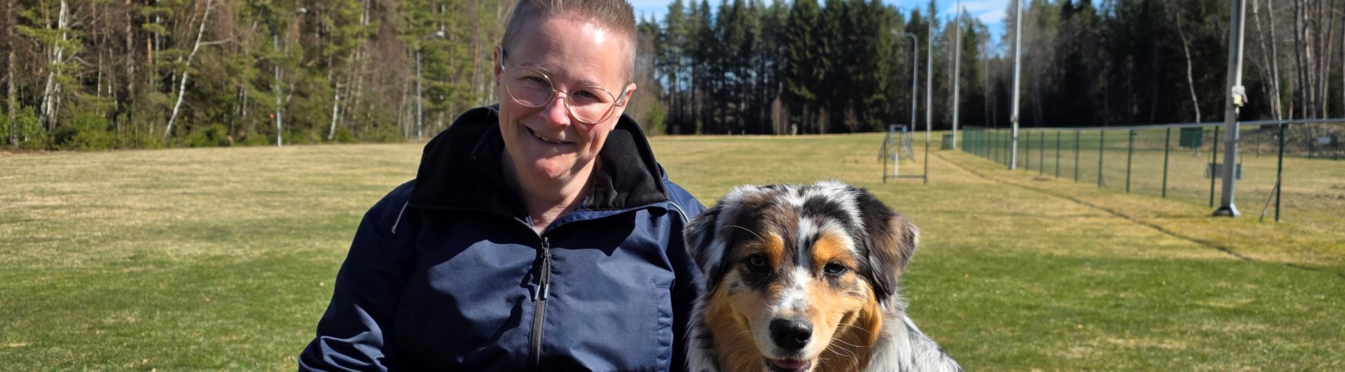 Förare med sin hund