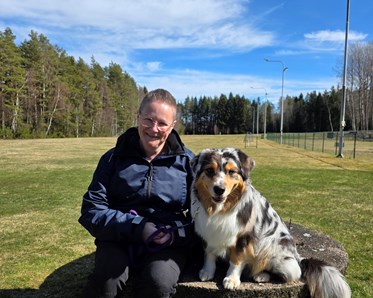 Förare med sin hund