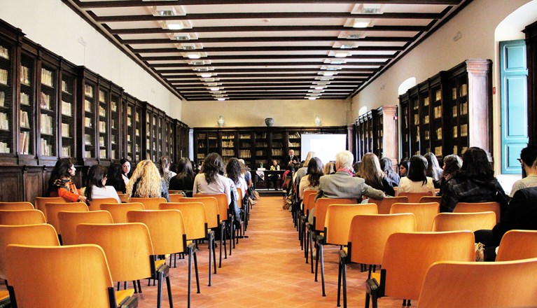 Bild på konferensrum med konferensdeltagare.