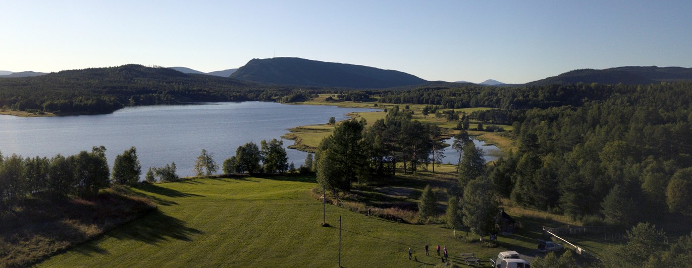 Drönarbild över Hundholmen mot Ljusnedalssjön och Funäsdalsberget.