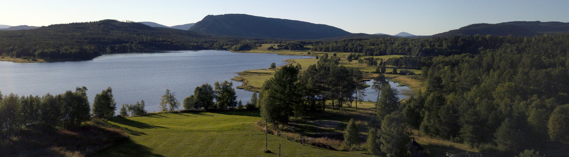 Drönarbild över Hundholmen mot Ljusnedalssjön och Funäsdalsberget.