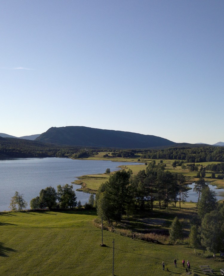 Drönarbild över Hundholmen mot Ljusnedalssjön och Funäsdalsberget.